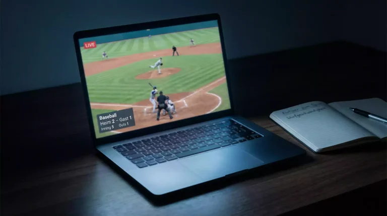 Baseball Wettstrategien im Test – Schreibtisch mit Analyseunterlagen und Baseballhandschuh